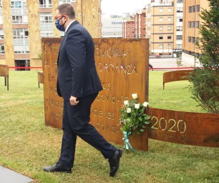 El Presidente del Principado, Adrián Barbón, colocó un ramo de rosas blancas sobre la placa del memorial