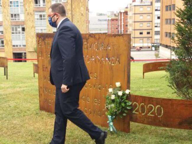 El Presidente del Principado, Adrián Barbón, colocó un ramo de rosas blancas sobre la placa del memorial