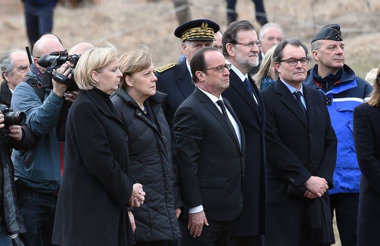 Minister-President of North Rhine-Westphalia Hannelore Kraft (L), German Chancellor Angela Merkel (2nd L), French President Francois Hollande (C), Spanish Prime Minister Mariano Rajoy (2nd R) and Catalonia President Artur Mas (R) reflect on March 25, 2015 in a field in the southeastern French village of Le Vernet, the closest to the site where the German Airbus A320 of the low-cost carrier Germanwings crashed on March 24, killing all 150 people on board. The jet had taken off from Barcelona in Spain and was headed for Duesseldorf in Germany. AFP PHOTO / ANNE-CHRISTINE POUJOULAT