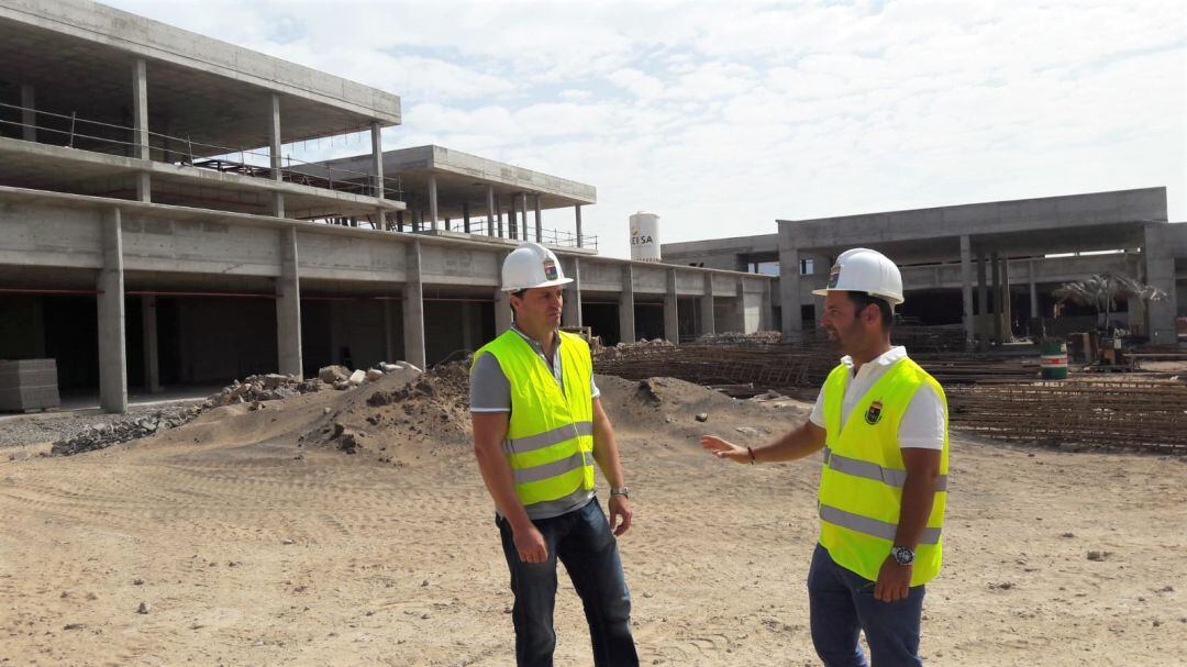 El alcalde de Yaiza, Óscar Noda, y el concejal de Obras Públicas, Jonathan Lemes en una visita a las obras del CEO de Playa Blanca.