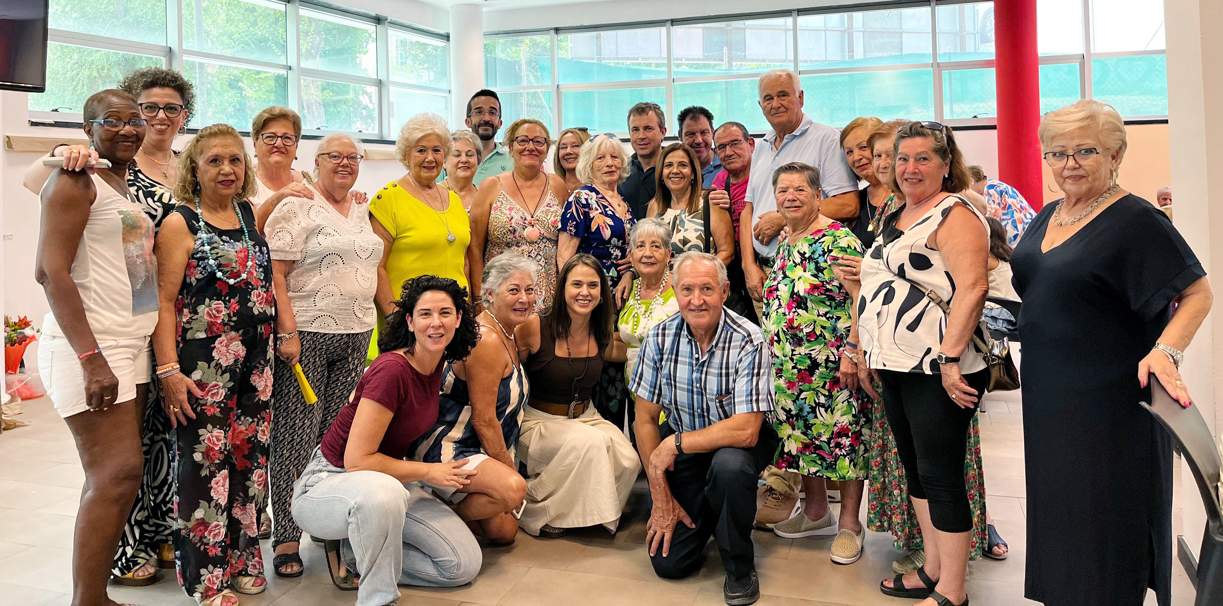 El alcalde de Jaén, Julio Millán, y la concejala de Servicios Sociales, Ángeles Díaz de la Torre, jutno a miembros del centro de participación activa 'Andaluces de Jaén'.