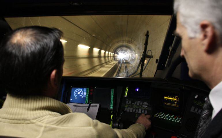 Un dels primers viatges pel túnel.