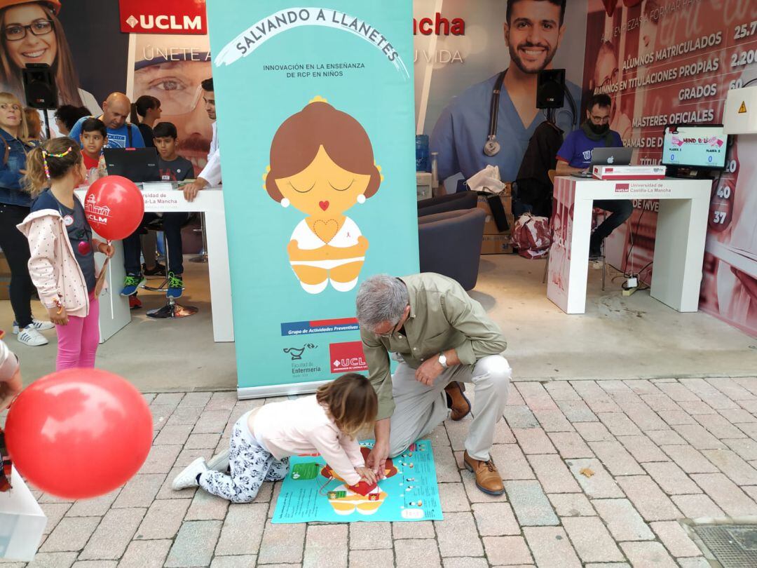 Llanetes la muñeca con la que los peques aprenden a hacer la rcp