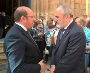 Pedro Antonio Sánchez y Rafael González Tovar charlan a las puertas de San Juan de Dios