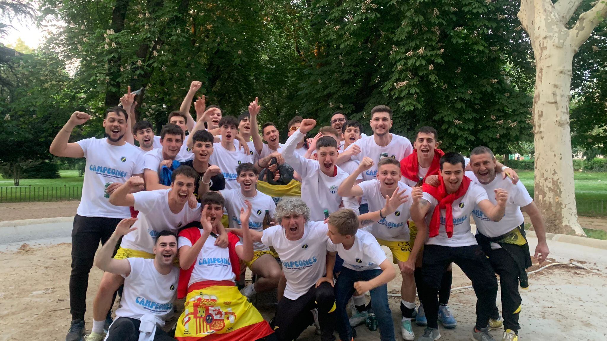 Los integrantes del Rayo Abulense celebrando el título de liga