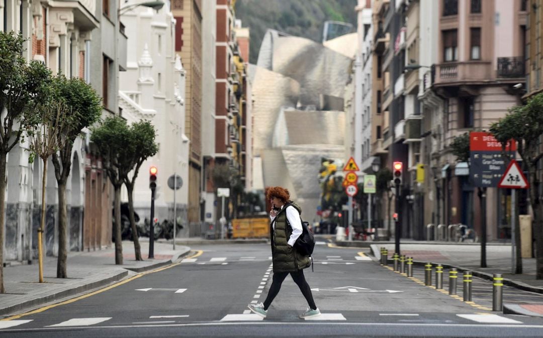 El Gobierno ha anunciado este viernes que los tres territorios del País Vasco han pasado a la fase 1 de la desescalada y relajar algo más su desconfinamiento, pero las actividades &quot;detalladas&quot; que se permiten en la fase 1 no se conocerán hasta que no se publiquen mañana sábado en el BOE, según ha anunciado el ministro de Sanidad, Salvador Illa. 
 