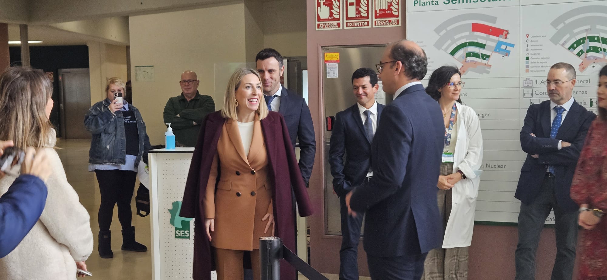 La presidenta en funciones de la Junta de Extremadura, María Guardiola, durante su visita al Hospital Universitario de Cáceres