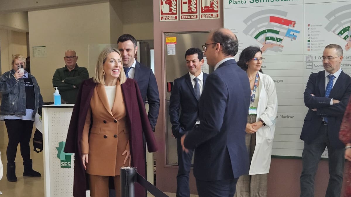 Guardiola visita el Hospital Universitario de Cáceres para conocer los nuevos servicios de medicina nuclear y cirugía vascular