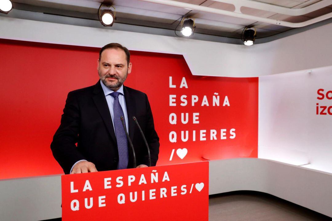 El secretario de Organización del PSOE, José Luis Ábalos, en rueda de prensa posterior a la reunión de la Ejecutiva celebrada esta tarde en la sede de Ferraz, tras la victoria de la formación en las elecciones generales celebradas ayer.