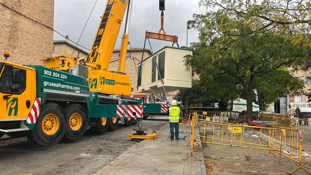 Los técnicos de Endesa instalan un nuevo transformador en el distrito Norte de la ciudad de Granada