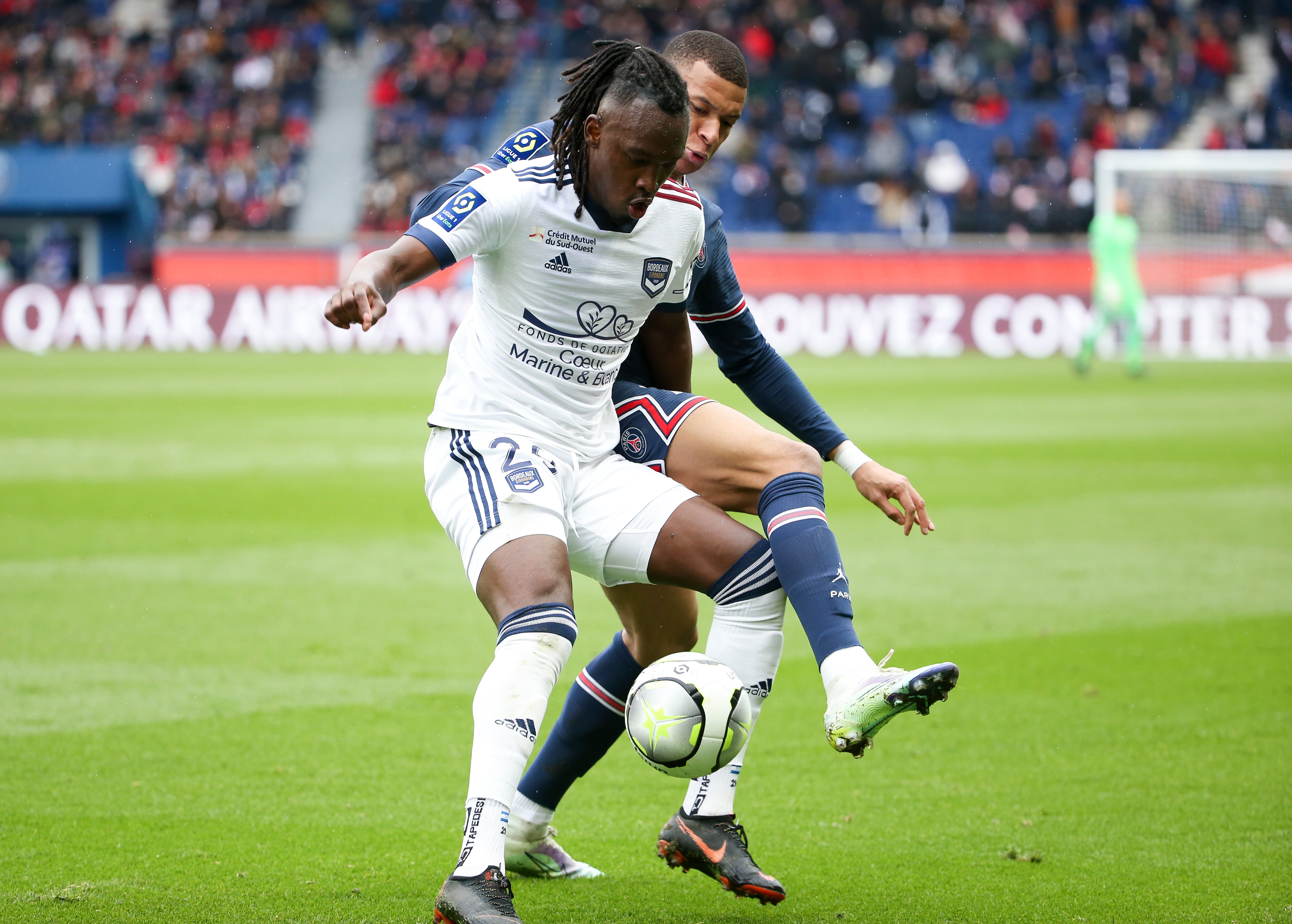 Alberth Elis disputa el balón con Kylian Mbappé durante un encuentro de la temporada 2022/2023 de Ligue 1 Uber Eats entre el Paris Saint-Germain y el Girondins de Bordeaux en el Parque de los Príncipes. (Photo by John Berry/Getty Images)