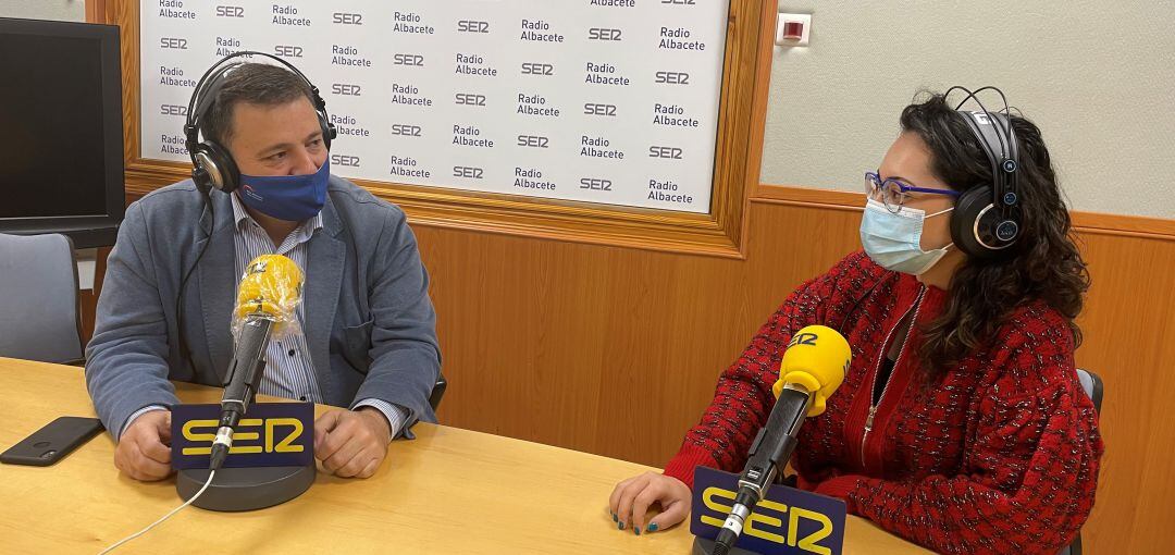 Manuel Serrano, junto a la periodista de Radio Albacete, Cristina Castellanos