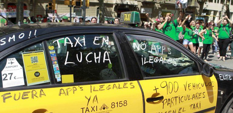 Taxi con mensajes de protesta en contra de los vehículos VTC en julio de este año