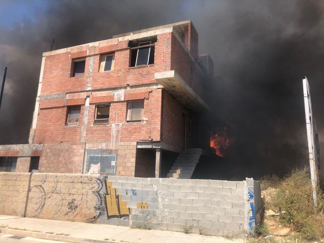 Imagen del edificio en llamas