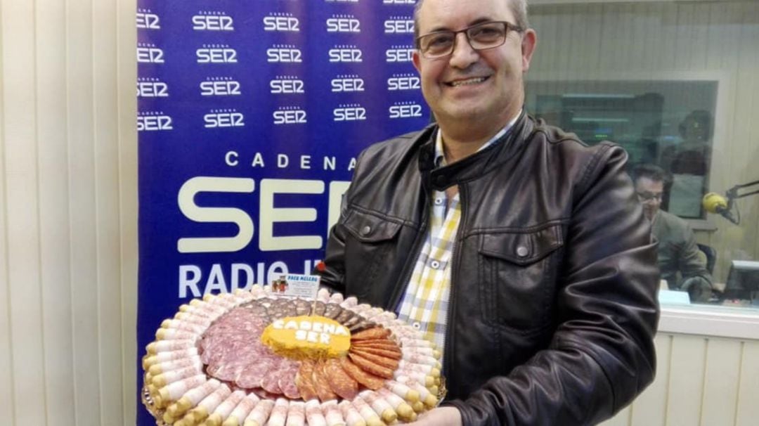 Paco Melero, en los estudios de Radio Jerez con su famosa tarta cochina