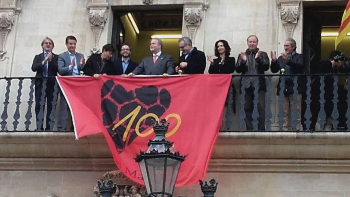 La bandera del Centenario ya luce en Cort