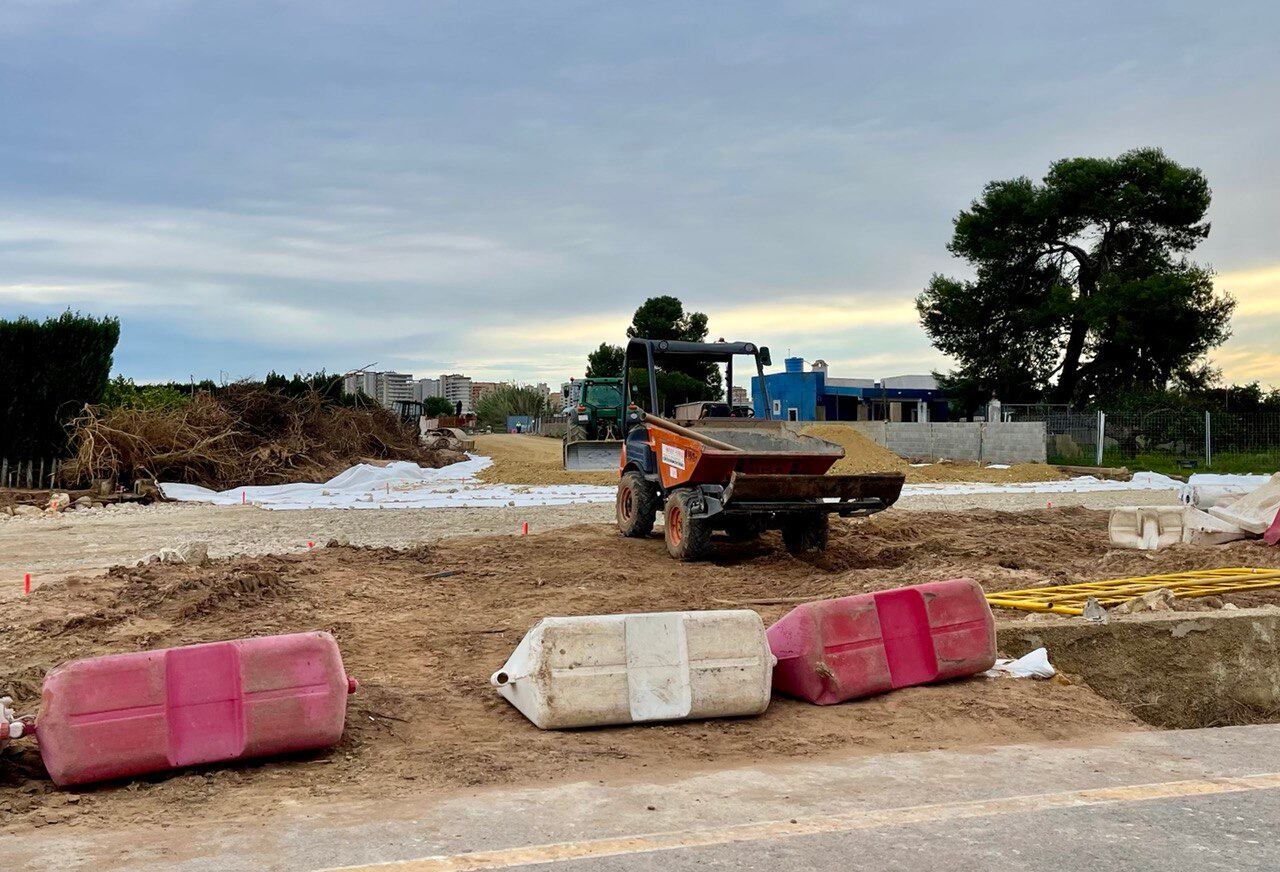 Obras de la rotonda de acceso a la playa de La Goleta.