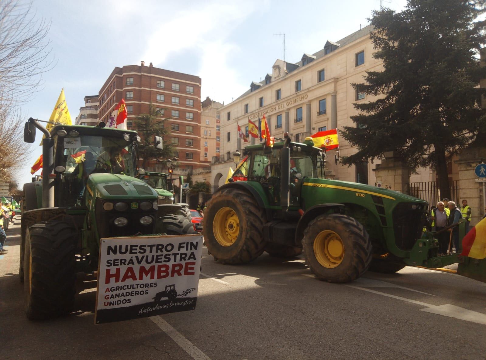 Tractores llegando a la altura de la Subdelegación del Gobierno en Burgos. / Foto: Radio Castilla