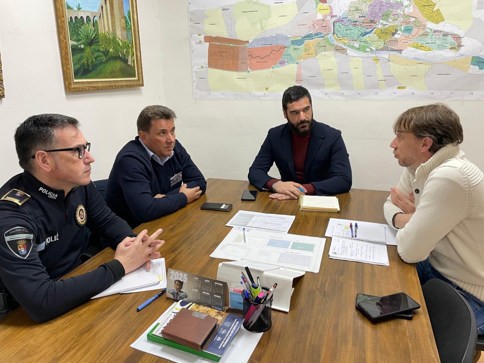 El concejal de Interior, David Dóniga (en el centro de la imagen), junto con el intendente de la Policía Local, José Antonio Quijada(a la izquierda de la imagen, reunidos con los empresarios de la ciudad.