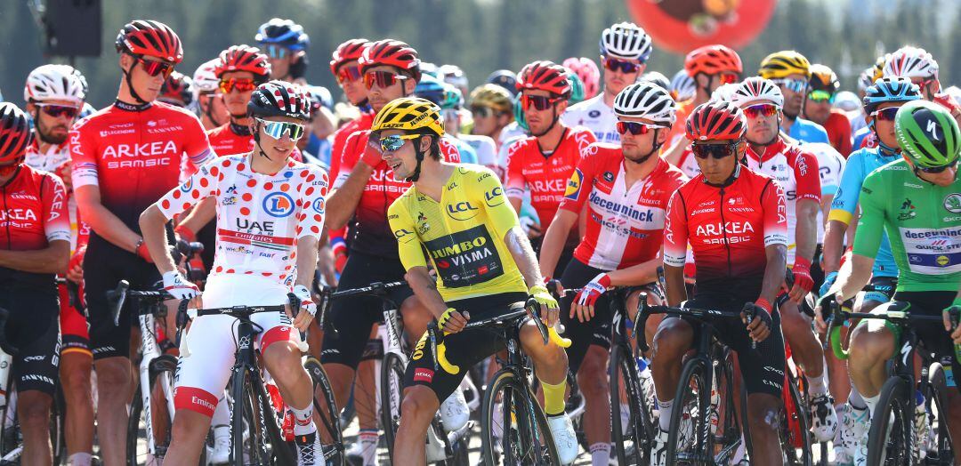 Los ciclistas del Tour, poco antes de la salida de una etapa