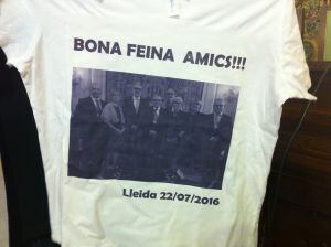 El regidor Xavier Rodamilans ha regalat als seus companys socialistes una samarreta coindicint amb el primer ple de l'estat de la ciutat de la legislatura.