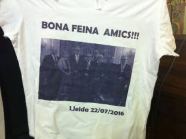 El regidor Xavier Rodamilans ha regalat als seus companys socialistes una samarreta coindicint amb el primer ple de l'estat de la ciutat de la legislatura.