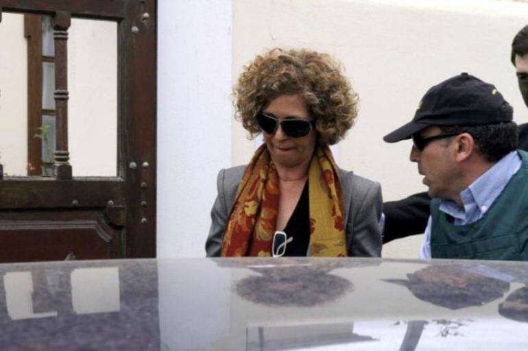 María Isabel Déniz, la ex alcaldesa de Arrecife de Lanzarote, durante su detención en 2010 por el &#039;caso Unión&#039;.