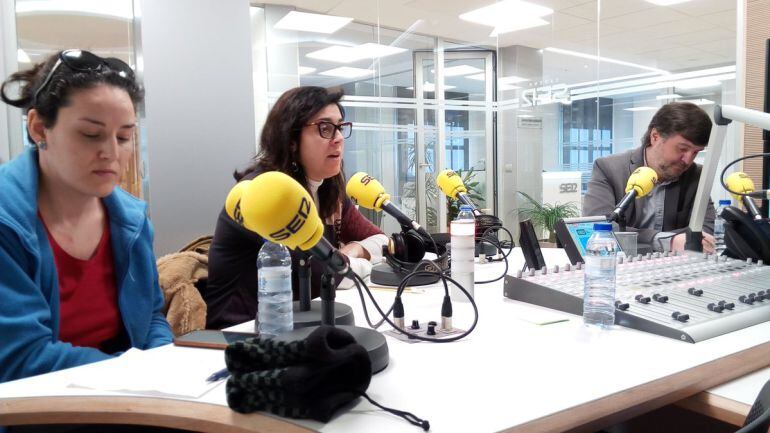 De izda a dcha Laura del Pozo, concejala de Sí se Puede Aranda, Mar Alcalde, portavoz del grupo municipal del PSOE y Francisco Martín Hontoria, portavoz del grupom municipal de Ciudadanos, en la tertulia de Hoy por Hoy Aranda