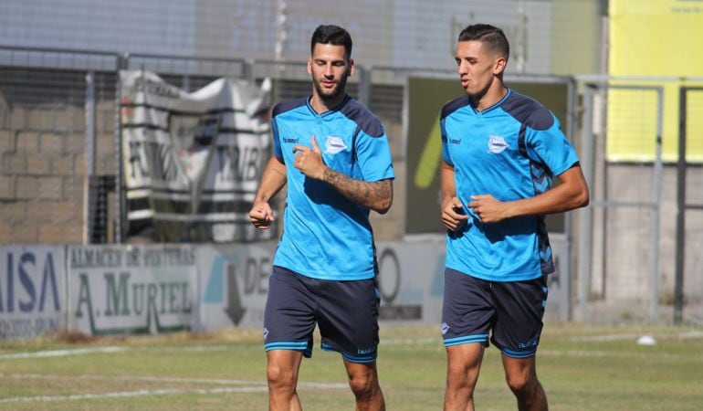 Edgar Méndez (izquierda) y Feddal trotando en el campo del Real Unión.