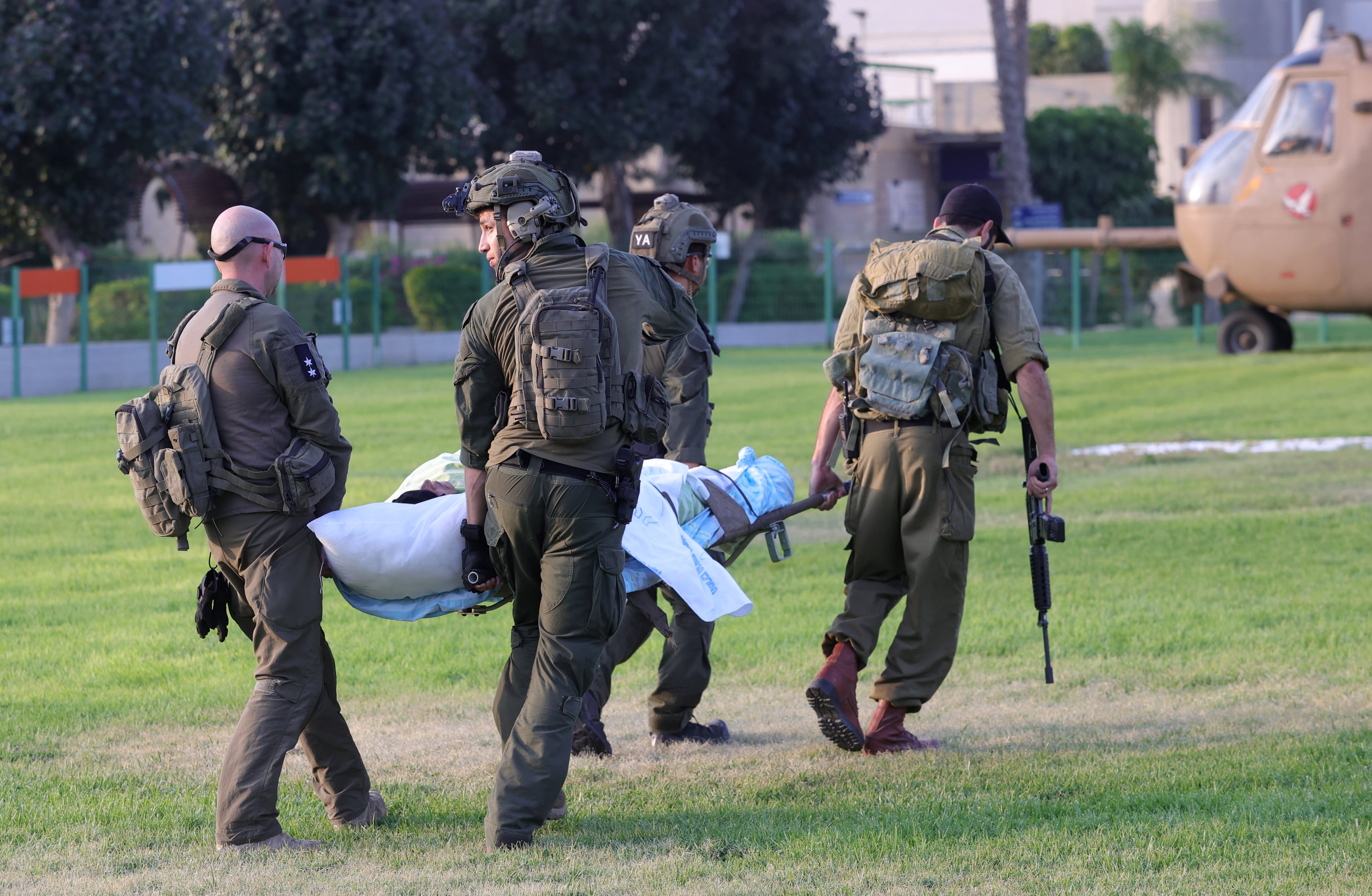 Soldats israelians i personal mèdic traslladen en un helicòpter víctimes de l'atac de Hamas contra Israel a la ciutat de Beersheba, aquest diumenge.