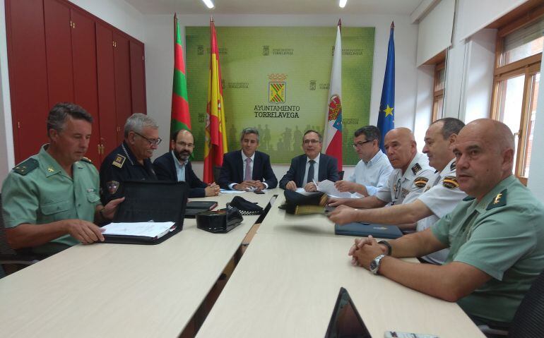 En la reunión de la Junta Local han estado presentes el concejal de Seguridad Ciudadana, Pedro Pérez Noriega; el de Recursos Humanos, José Luis Urraca; y representantes de Policía Nacional, Guardia Civil, Policía Local, y de la Unidad de Violencia de Géne