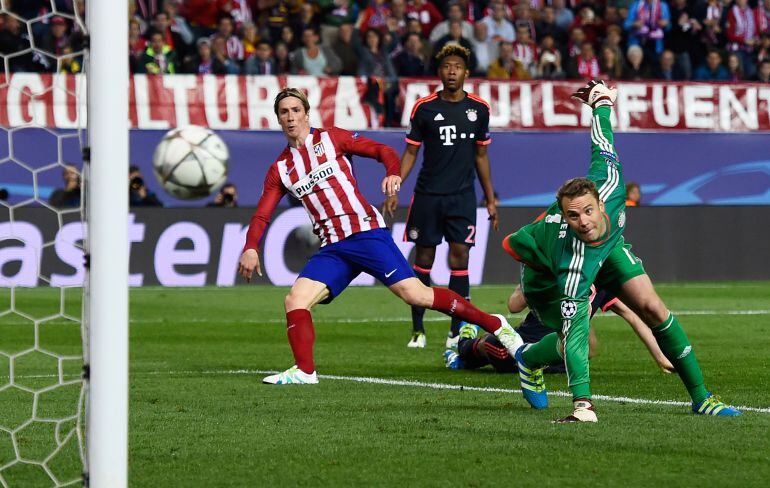 Fernando Torres dispara a portería en el Atlético - Bayern 