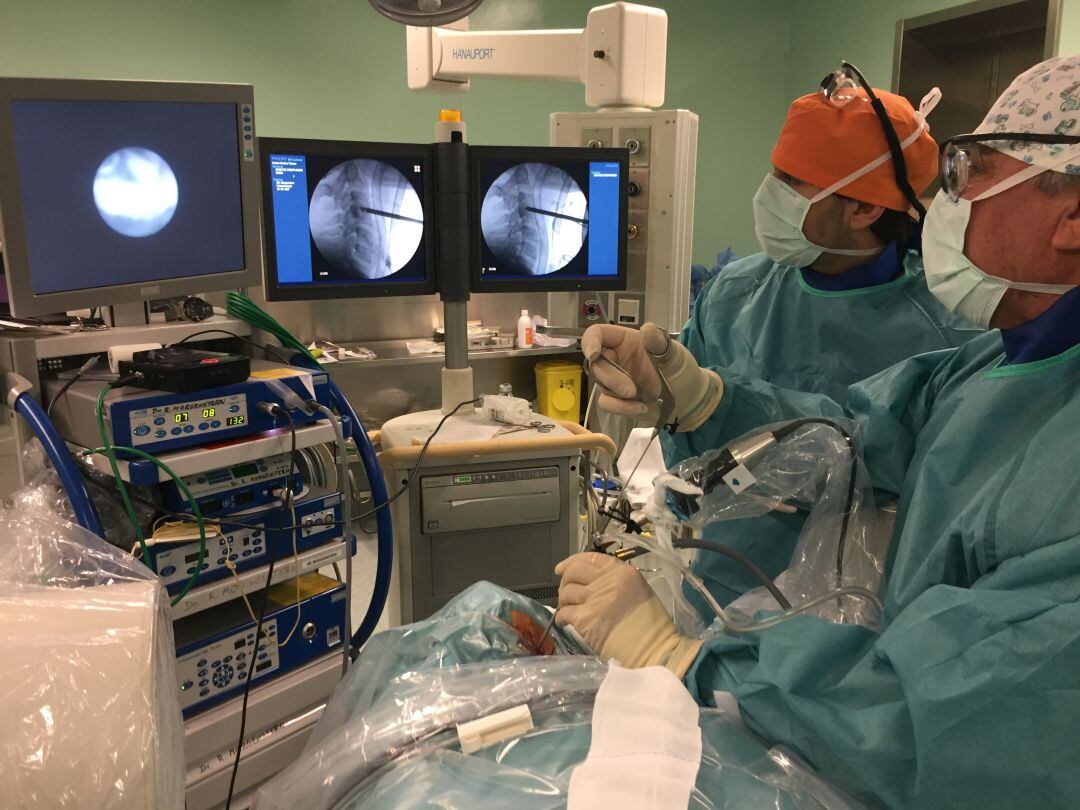 Cirurgians durant la intervenció