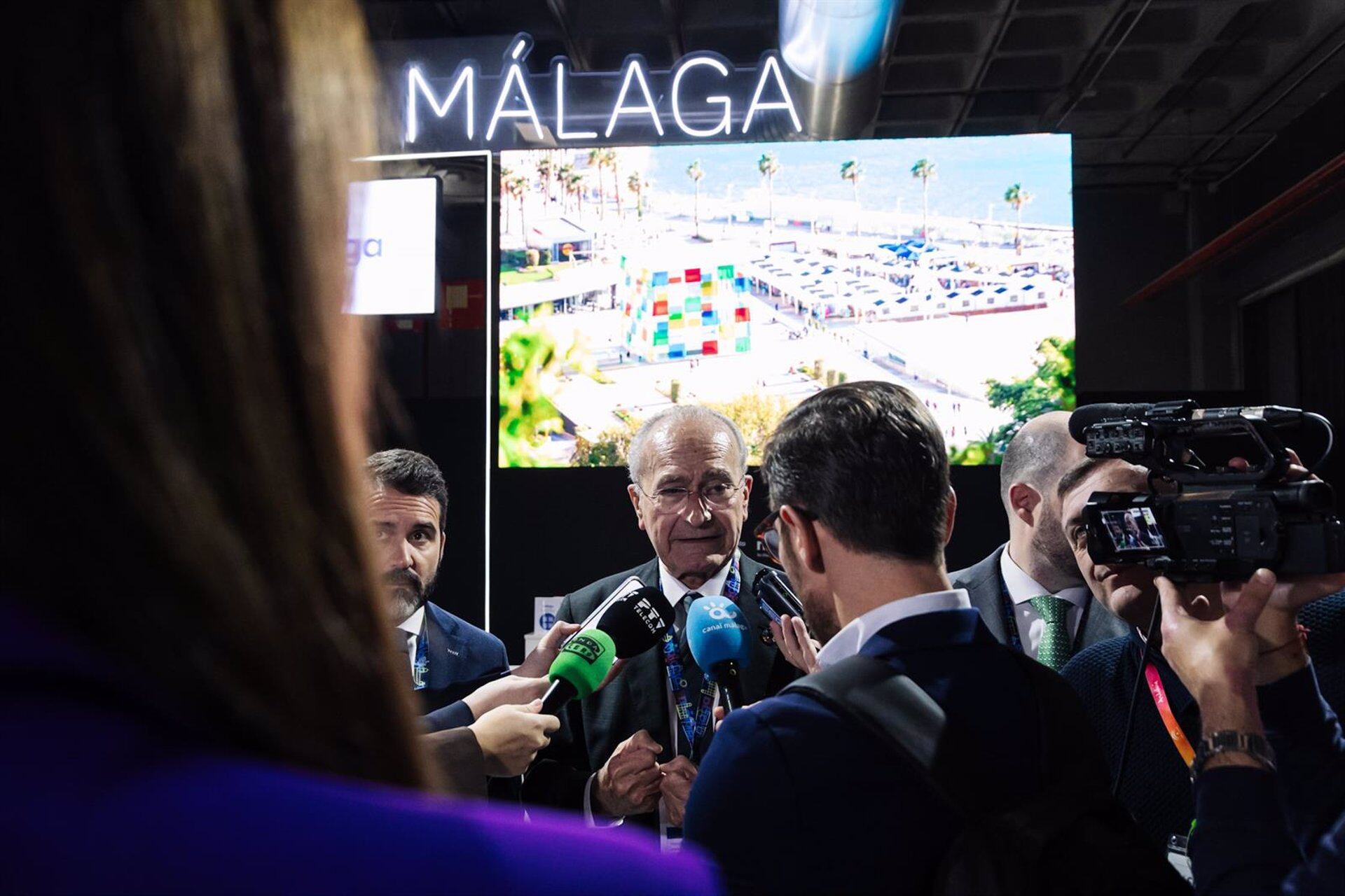 El alcalde de Málaga, Francisco de la Torre, acompañado del concejal delegado de Turismo, Jacobo Florido, en Fitur