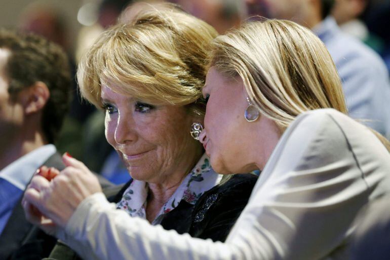 GRA122 ALCORCÓN (MADRID), 25/10/2015.- La presidenta del PP de Madrid, Esperanza Aguirre (i), y la presidenta de la comunidad madrileña, Caristina Cifuentes, durante un mitin con militantes de los populares de Madrid en el que se ha hecho balance de los primeros meses del Gobierno popular de la región, aunque con la mirada puesta en el 20D. EFE/Sergio Barrenechea