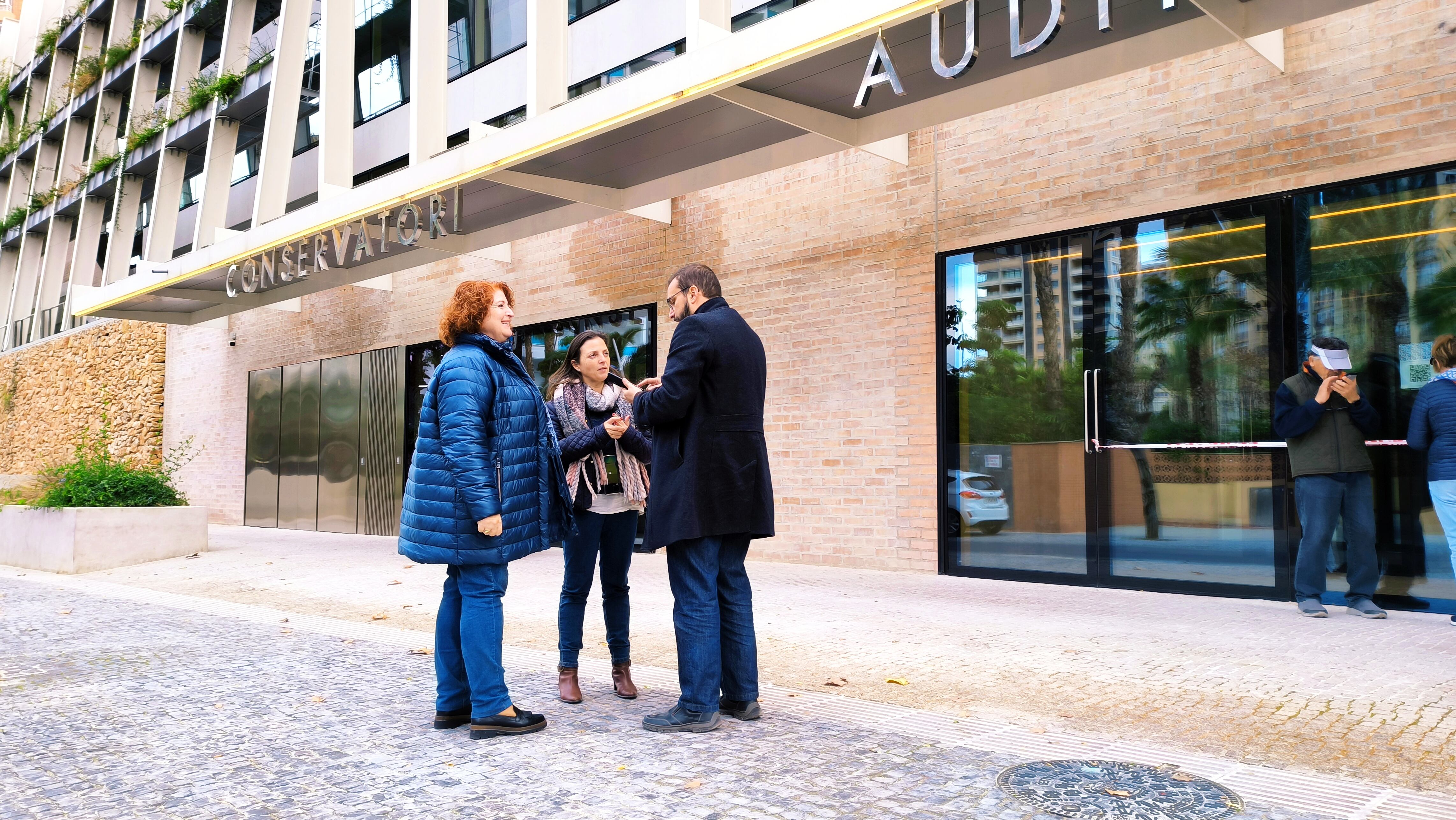 Concejales del PSPV-PSOE a las puertas del Centro Cultural de Benidorm