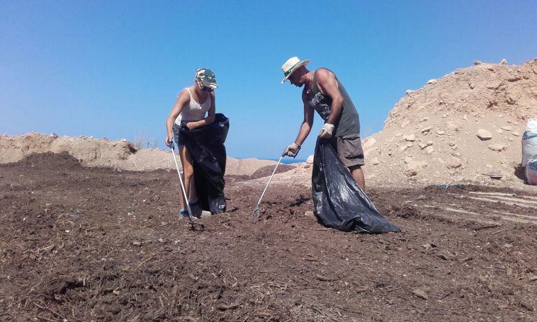 Un momento durante la campaña de recogida de residuos