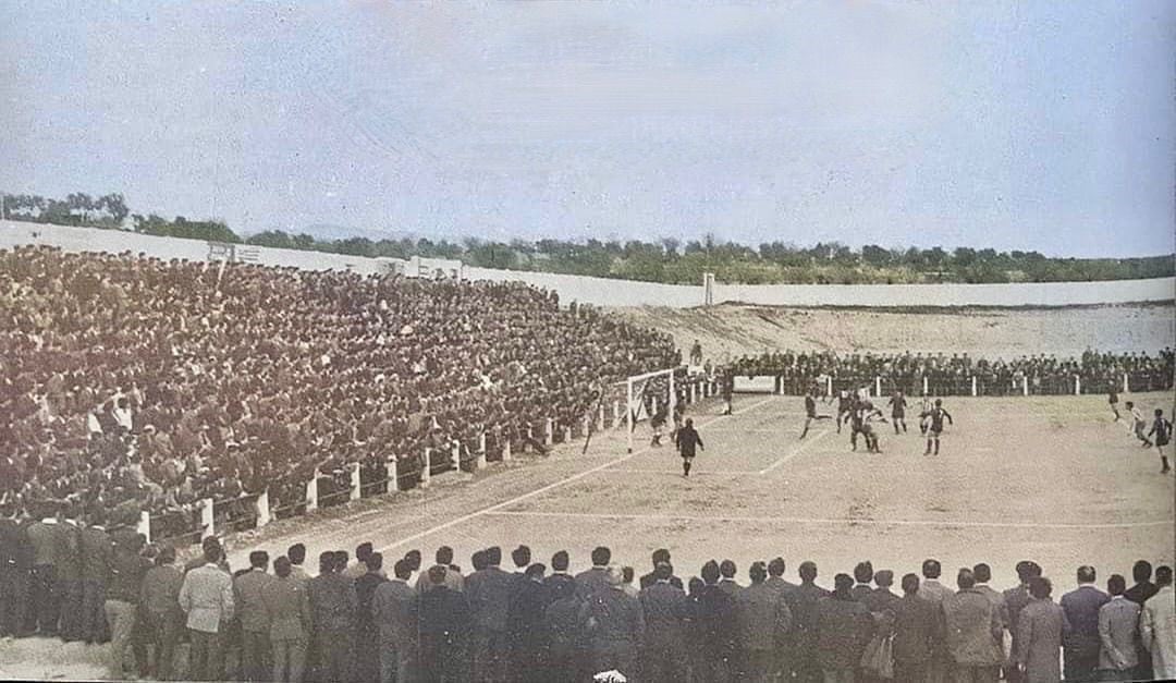 Partido de fútbol en el municipal de los deportes. Foto: UD Barbastro