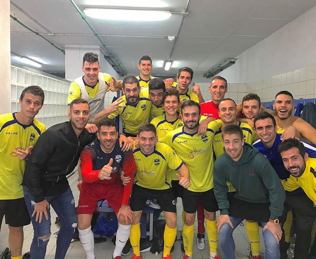 Los de Santi Rico celebraron la victoria en el campo del Universidad de Alicante