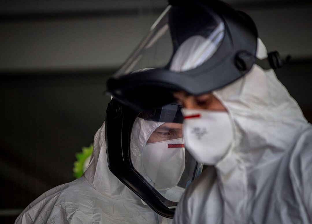 Bomberos de Barcelona realizan trabajos de desinfección en la residencia geriátrica Font Florida