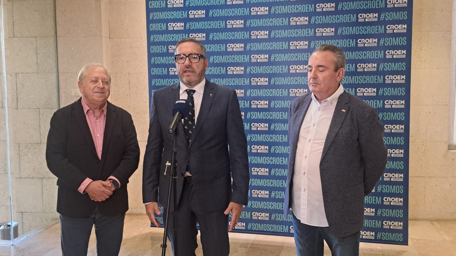 El presidente de CROEM, Miguel López Abad y los secretarios generales de UGT, Antonio Jiménez y CCOO, Santiago Navarro