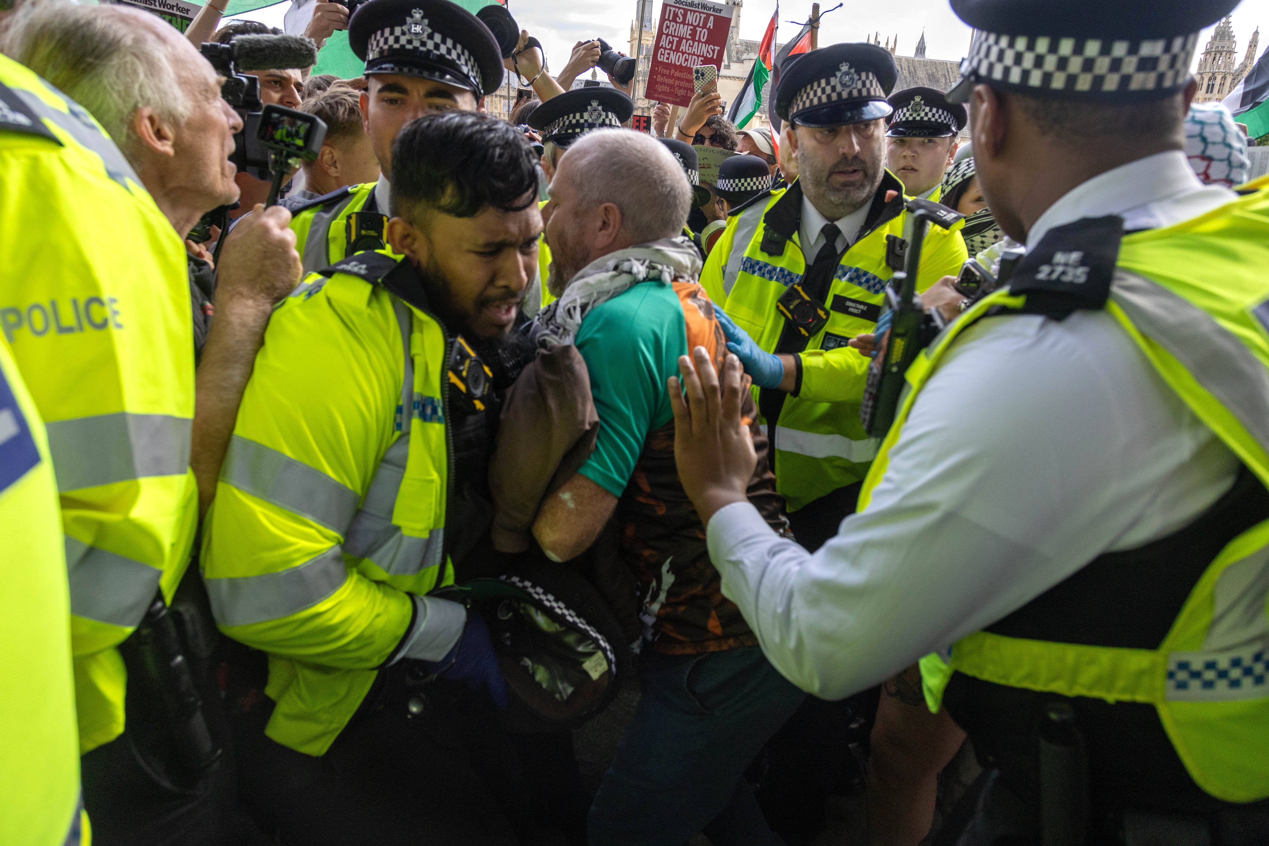 La Policía Metropolitana de Londres detiene a cientos de personas que se concentraban para mostrar apoyo a la organización &#039;Palestine Action&#039;.