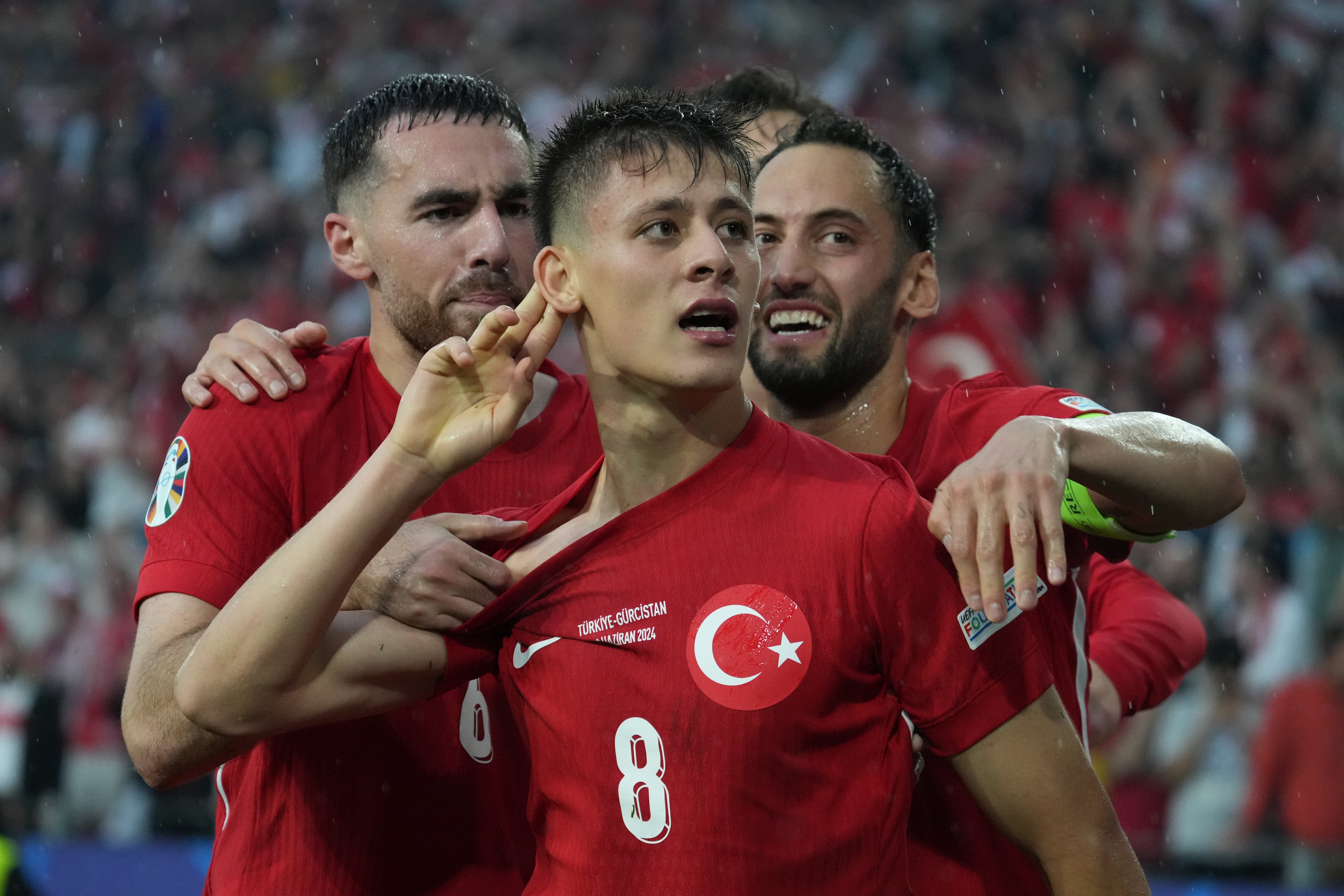 Arda Güler celebra su gol ante Georgia.