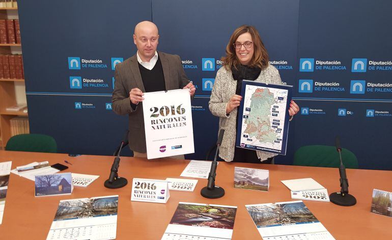 Luis Calderón y Ángeles Armisén sostienen el nuevo calendario de la Diputación de 2016.