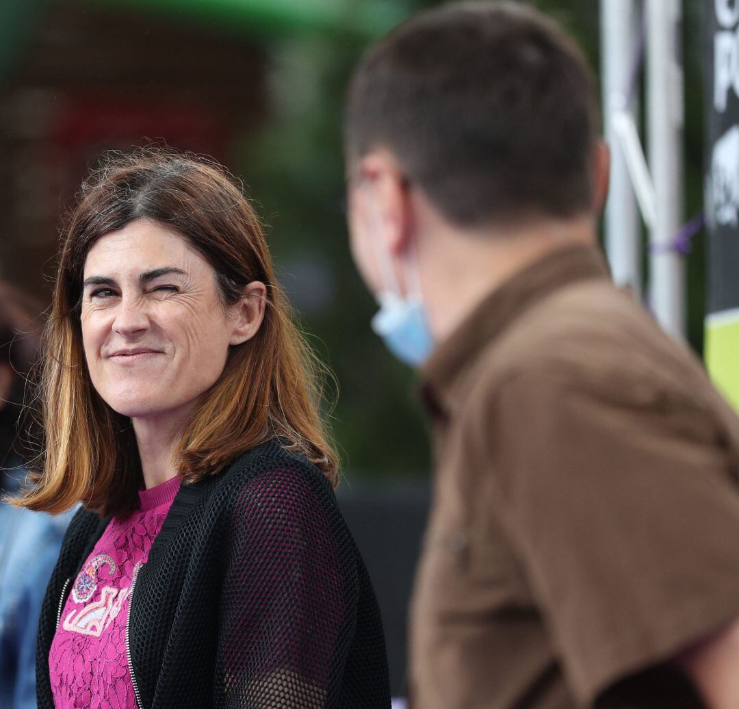 Miren Gorrotxategi, (i) candidata a lehendakari de Elkarrekin Podemos-IU, junto al cofundador de Podemos Juan Carlos Monedero, (d) en el barrio bilbaíno de Rekalde en el acto cierre de campaña, donde el próximo domingo se celebran las elecciones al Parlamento Pasco