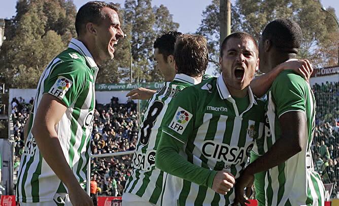 El delantero costarricense del Betis, Joel Campbell (d), celebra con sus compañeros el gol conseguido frente al Levante, el del 1-0, durante el partido correspondiente a la decimonovena jornada de la liga de Primera División