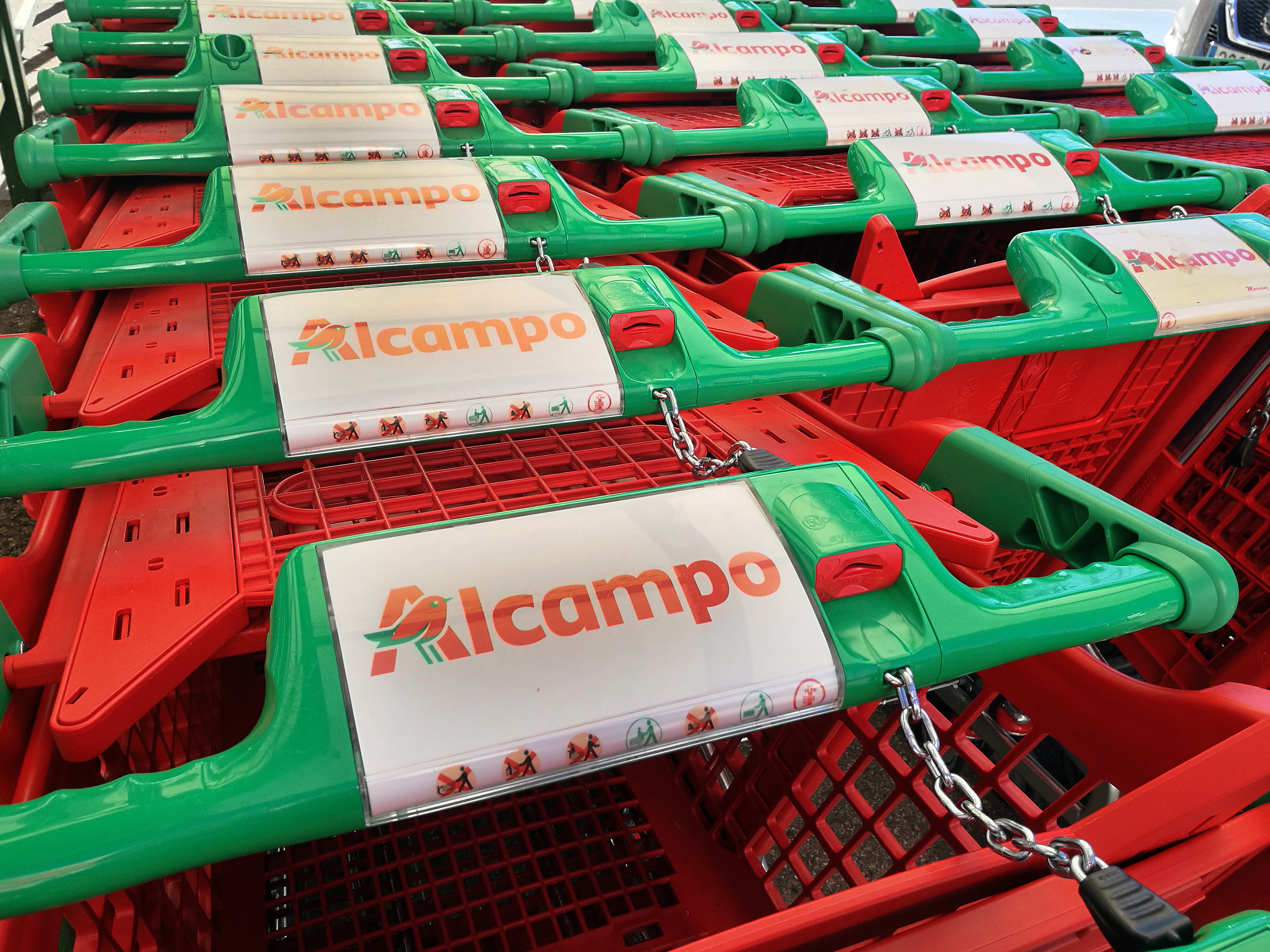 Carros en un supermercado Alcampo de Madrid.