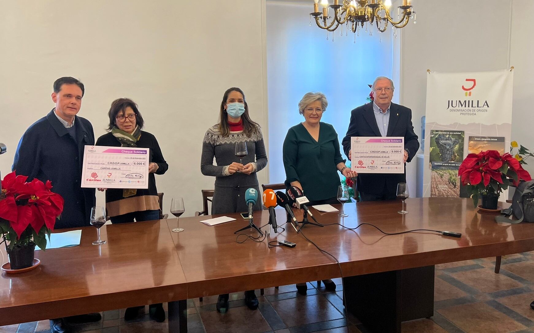 Momento de la entrega del cheque solidario a Cáritas Jumilla y Hellín