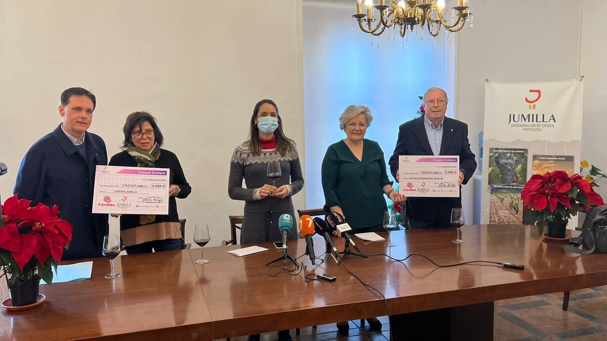 El CRDOP Jumilla dona a Cáritas 12.000 euros con la aportación de sus bodegas