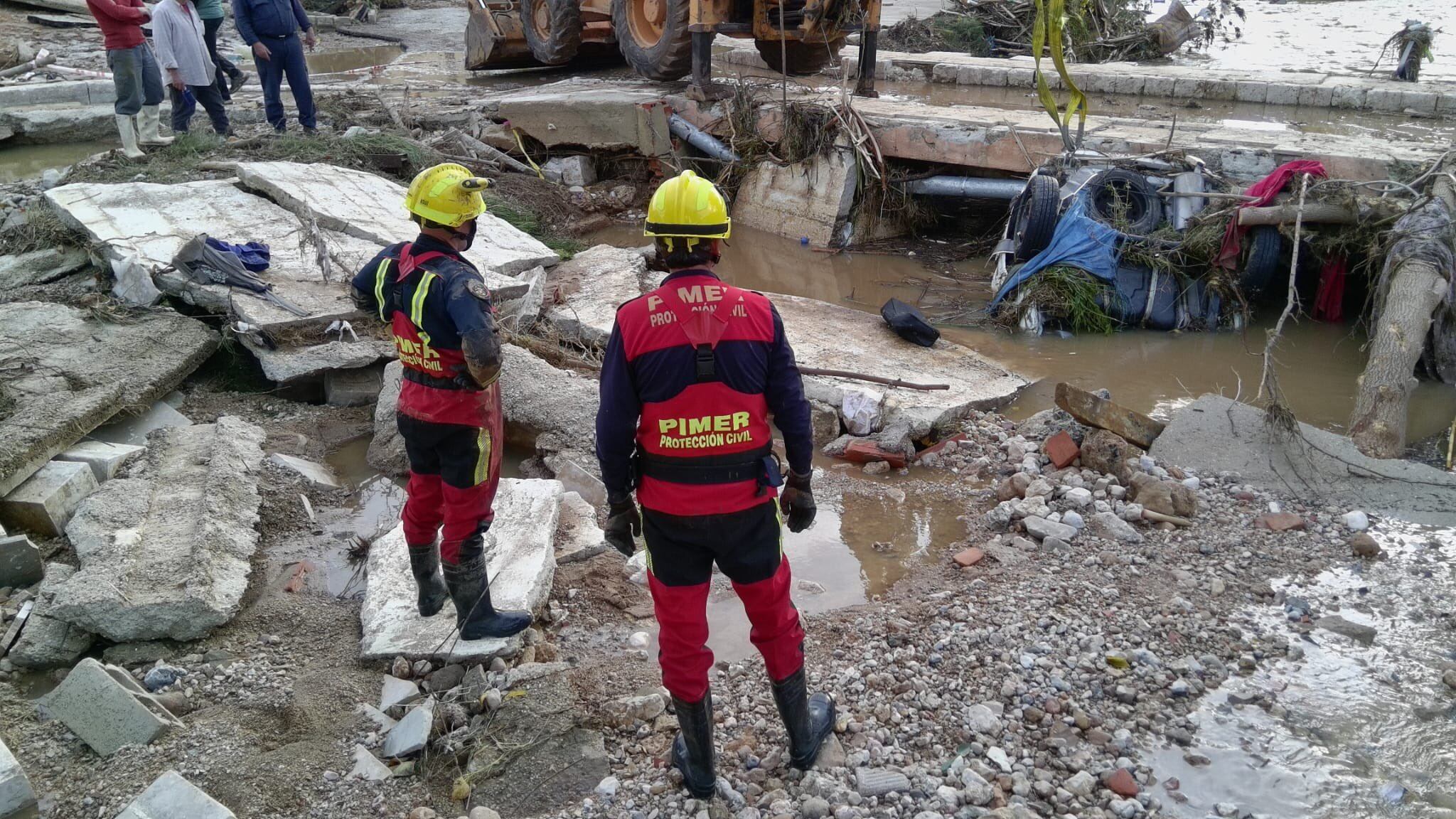 Los voluntarios de Protección Civil en Pinto en Massanassa para seguir con las labores de limpieza